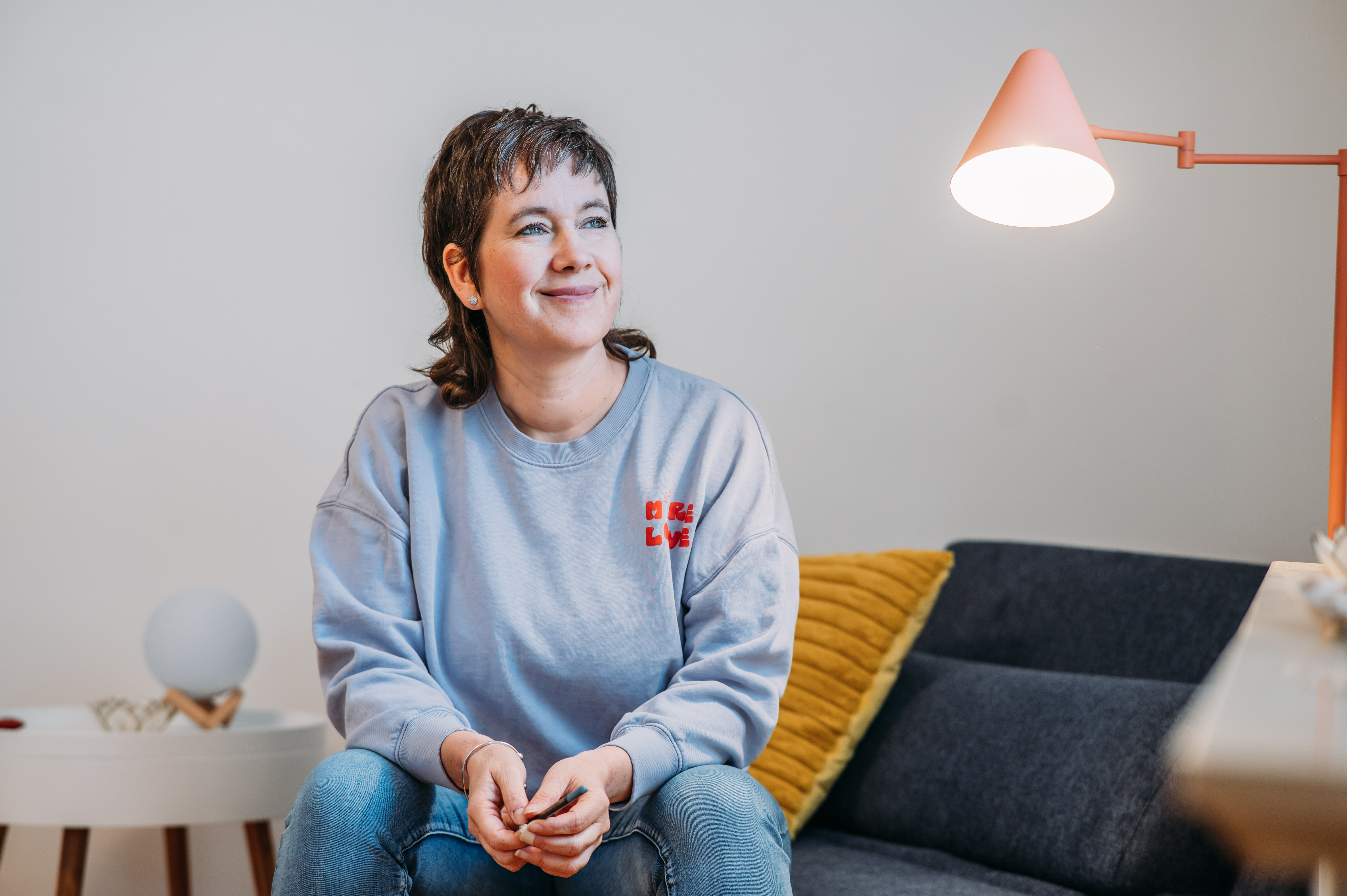 Abbildung der Inhaberin Janine Bach in ihren Praxisräumen
